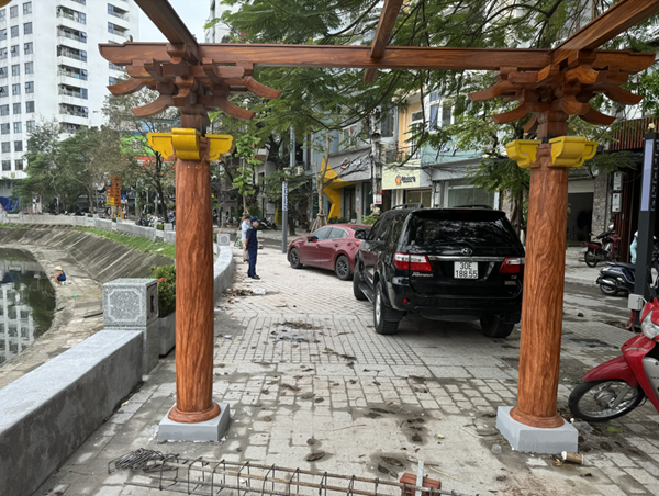 Khó trong xử lý xe ô tô dừng đỗ trên vỉa hè