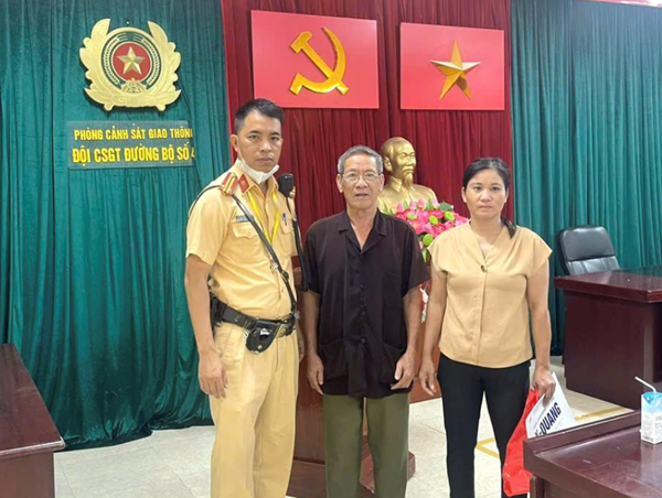 Hà Nội: Cảnh sát giao thông giúp đỡ cụ ông đi lạc về với gia đình