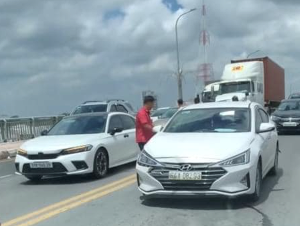 Xe container tông liên hoàn 3 ô tô con trên cầu Hưng Lợi, Cần Thơ