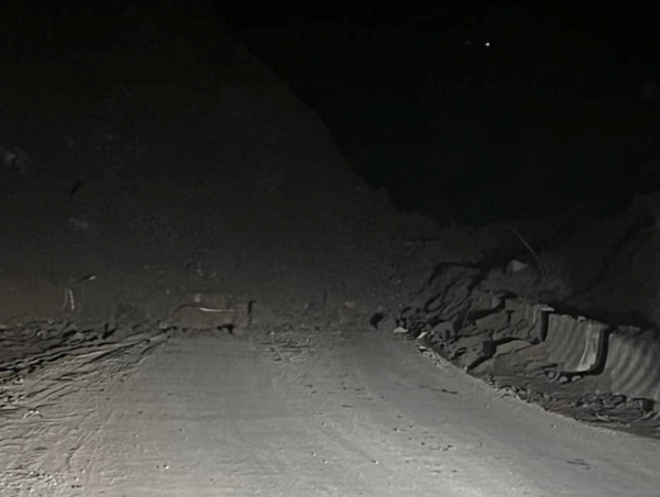 Đất đá tràn ra đường trên tỉnh lộ 162 do sạt trượt gây ách tắc giao thông