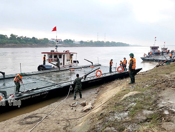 Tiến hành lắp cầu phao qua sông Hồng thay thế tạm thời cầu Phong Châu