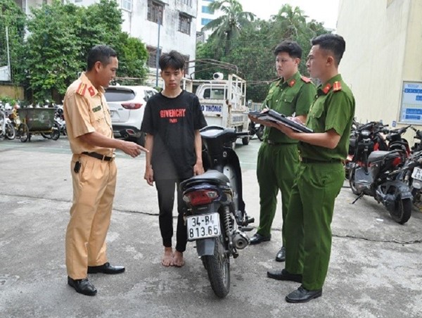 Đi xe máy “thông chốt” tông CSGT trọng thương, nam sinh lớp 12 bị khởi tố