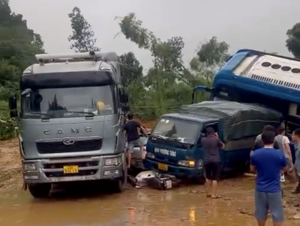 Hà Giang: sạt lở taluy dương đẩy 5 ô tô và xe máy xuống vực taluy âm