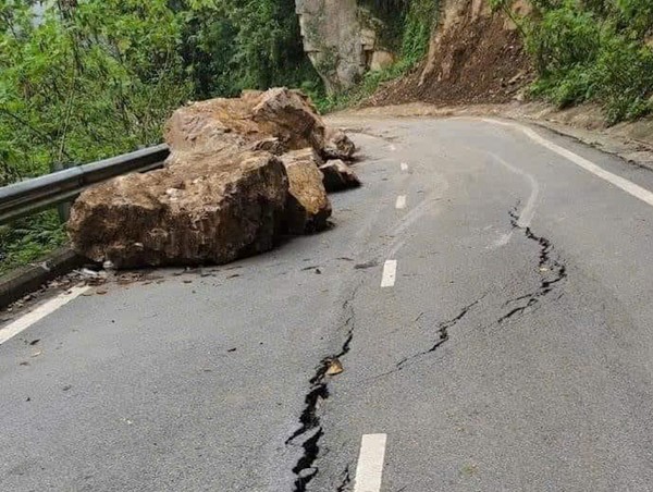 Sạt lở nghiêm trọng đường lên đền Thượng tại Vườn Quốc gia Ba Vì