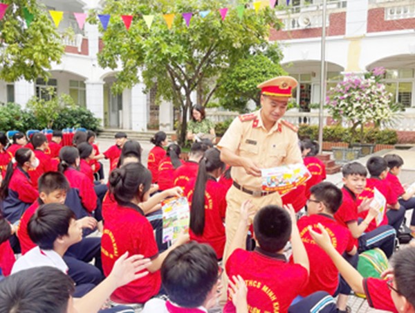 Công an quận Bắc Từ Liêm tuyên truyền ATGT cho hơn 15.000 học sinh, giáo viên