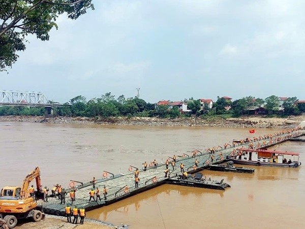 Nghiên cứu sử dụng phà quân sự phục vụ người dân qua khu vực cầu Phong Châu