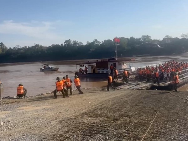 Được qua khu vực cầu Phong Châu bằng phà quân đội từ 14 giờ chiều 4/10