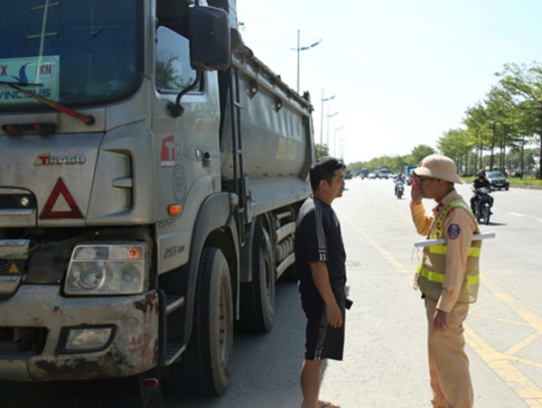 Hà Nội: tuần tra lưu động xử phạt xe quá khổ, quá tải