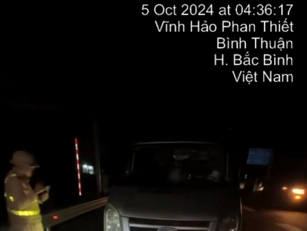 Tài xế trải chăn nằm ngủ trước đầu xe khách trên cao tốc Vĩnh Hảo - Phan Thiết