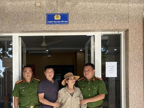 Công an phường Nhật Tân cùng tài xế grab giúp đỡ một cụ bà đi lạc về với gia đình