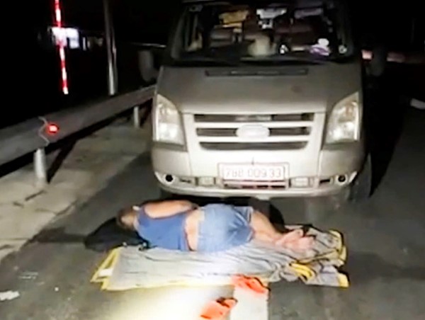 Phạt 22 triệu đồng tài xế không bằng lái, dừng xe ngủ trên cao tốc