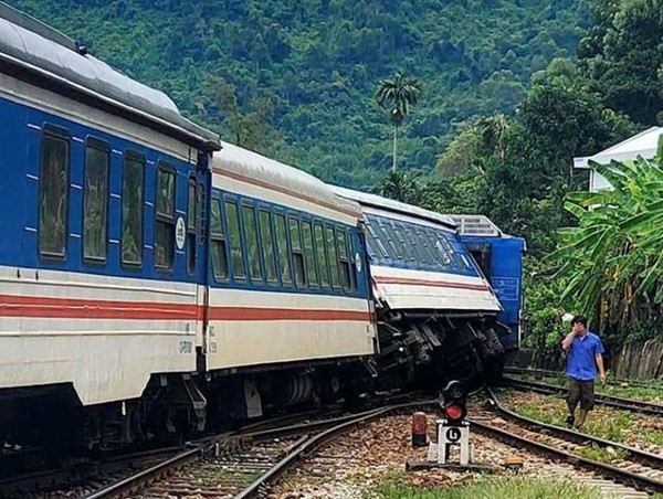 Tàu trật bánh liên tục tại Thừa Thiên - Huế: cần giải pháp triệt để