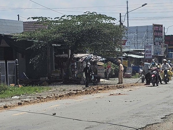 Long An: CSGT dọn đất đá rơi vãi giúp phương tiện lưu thông an toàn