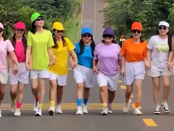 Xác minh nhóm phụ nữ vô tư dàn hàng ngang trên đường quay clip