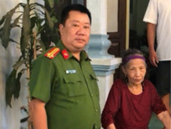 Vượt gần trăm cây số đưa cụ bà đi lạc về với gia đình