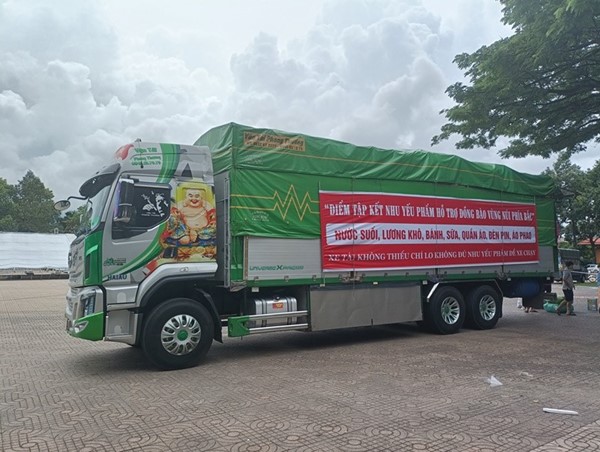 Từ 13/10, dừng miễn phí xe chở hàng cứu trợ qua trạm thu phí