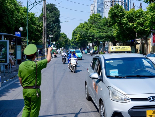 Xử lý nghiêm tình trạng taxi dừng, đỗ xe trước cổng Bệnh viện 108