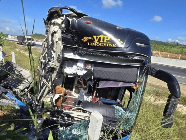 Xe khách va xe tải lao ra rãnh thoát nước trên cao tốc Phan Thiết - Dầu Giây