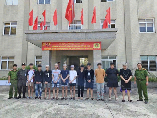 Hà Nội: 2 thanh niên mang dao phớ diễu phố thị uy, bị đuổi đánh