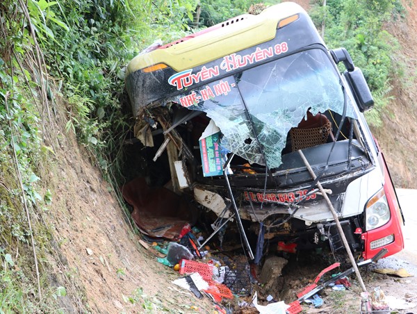 Điện Biên: xe khách mất lái đâm vào taluy dương, 6 người thương vong