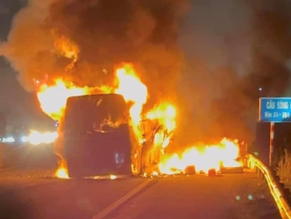 Xe khách giường nằm bốc cháy dữ dội trên cao tốc Phan Thiết - Dầu Giây