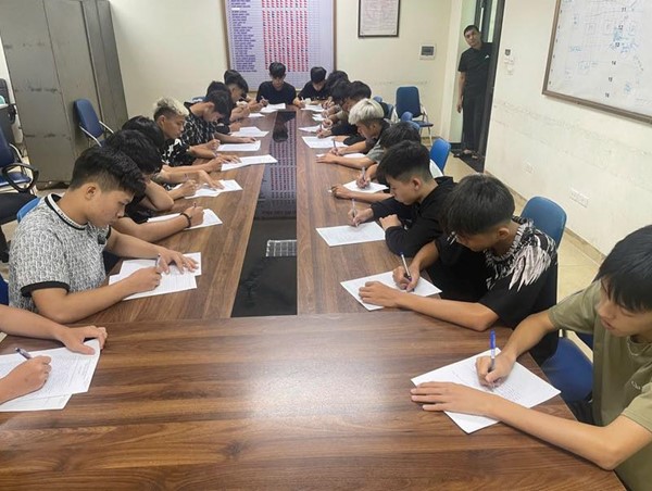 Hà Nội: chặn bắt 20 thanh thiếu niên đi xe máy lạng lách, đánh võng trên đường