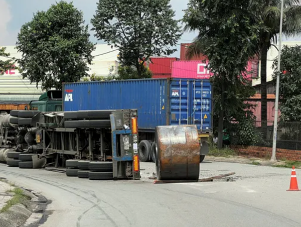 Bình Dương: xe đầu kéo chở tôn lật nhào khi ôm cua quay đầu dưới cầu
