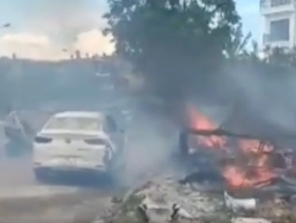 Hải Phòng: đốt rác ven đường làm cháy một ô tô