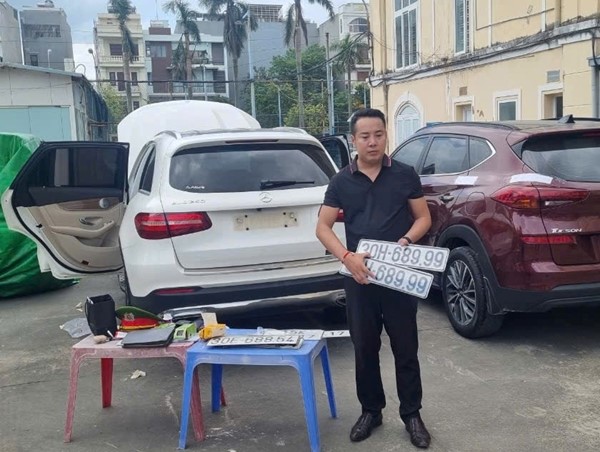 Bắt đối tượng vi phạm giao thông giả danh công an, đi ô tô biển số giả