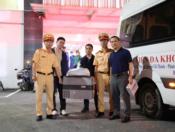 CSGT xuyên đêm hỗ trợ vận chuyển tạng đến Bệnh viện Việt Đức