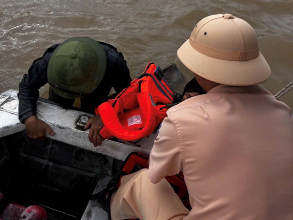 Thái Bình: CSGT đường thuỷ kịp thời cứu vợ chồng ngư dân bị đắm thuyền giữa sông