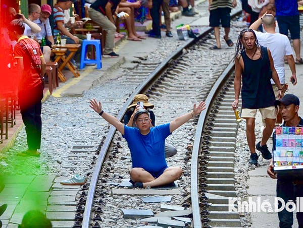 Phớt lờ lệnh cấm, du khách thản nhiên ‘checkin’ trên đường tàu ở Hà Nội