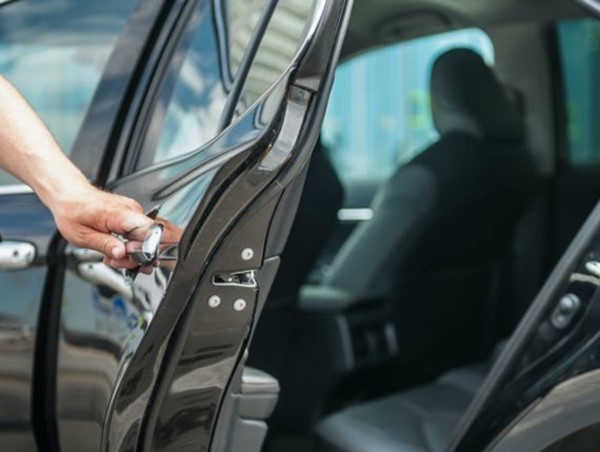 Quy định mới khi mở cửa ô tô từ ngày 1/1/2025