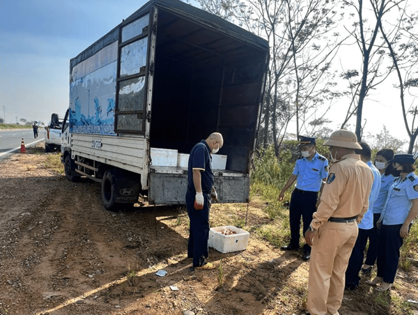Bắt giữ xe tải chở nội tạng động vật bốc mùi trên đường đi Hà Nội tiêu thụ