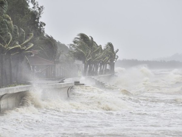 Bão số 6 áp sát đất liền, một số địa phương yêu cầu người dân không ra đường