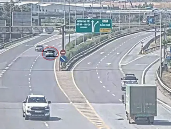 Tước bằng lái 6 tháng với nữ tài xế đi ô tô ngược chiều trên cao tốc Nội Bài - Lào Cai