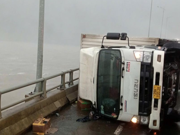 Gió bão số 6 làm lật ô tô tải trên cầu, tạm cấm đường vào hầm Hải Vân
