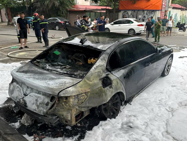 Đỗ chèn lên đống tro đốt rác do người dân tiêu hủy, ô tô bốc cháy ngùn ngụt