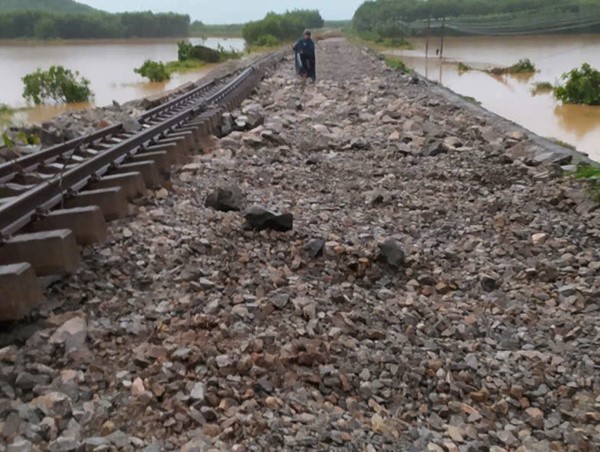 Khẩn trương khắc phục hư hỏng đường sắt tại Quảng Trị do ảnh hưởng bão số 6