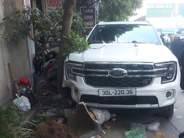 Tạm giữ tài xế ô tô lao vào đoàn đưa tang làm 4 người thương vong