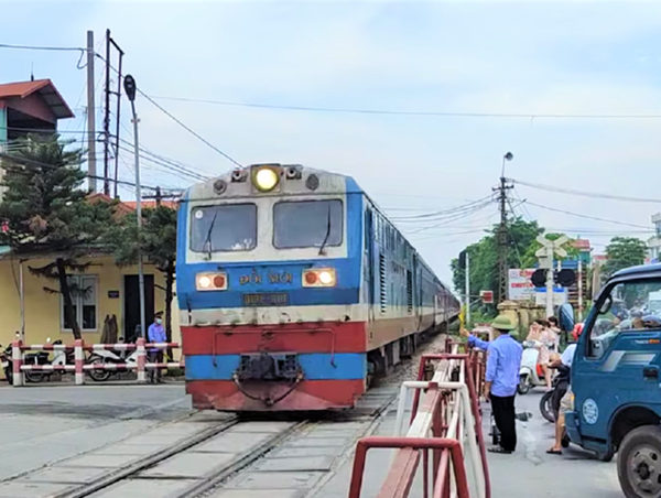 Bổ sung đầy đủ hệ thống tín hiệu tại 184 đường ngang có người gác trong năm 2025