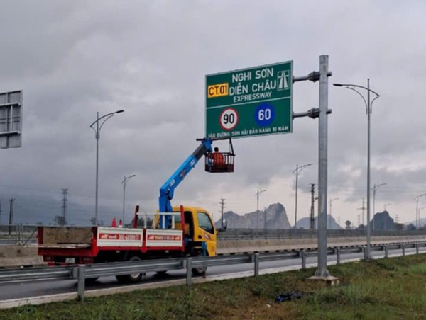 Cục Đường bộ thông tin việc xóa dòng chữ trên biển báo cao tốc Nghi Sơn - Diễn Châu