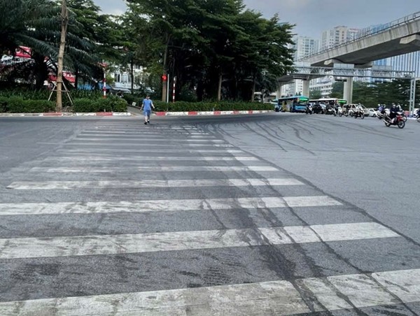 Kiểm tra, xử lý nghiêm xe chở rác làm rò rỉ nước ra đường