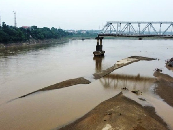 Nước sông Hồng hạ thấp 6m, lộ rõ móng trụ cầu Phong Châu