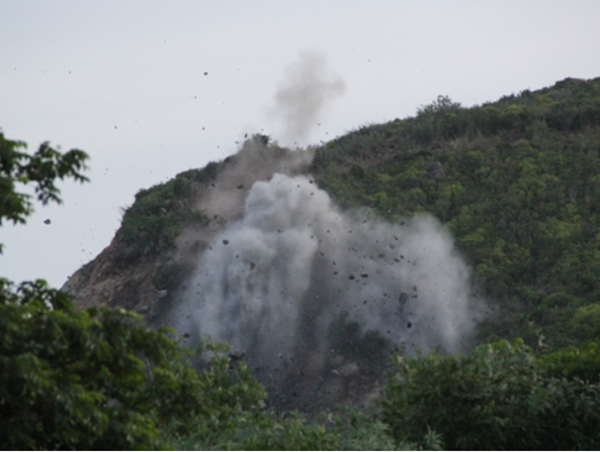 Kích nổ thành công khối đá “treo” trên đường Nha Trang đi sân bay Cam Ranh