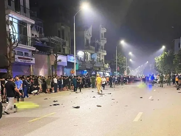 Hà Nội: 3 xe máy đâm nhau, 1 xe bốc cháy, 4 người thương vong