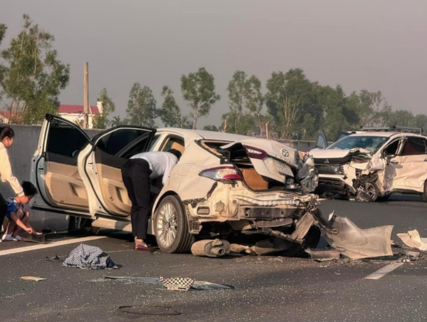 Va chạm trên cao tốc Hà Nội - Hải Phòng, 2 ô tô biến dạng