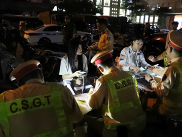 Công an Hà Nội liên quân xử lý “quái xế”