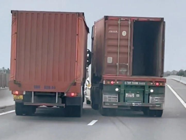 Làm rõ vụ 2 ô tô chèn ép nhau trên cao tốc TP Hồ Chí Minh - Trung Lương