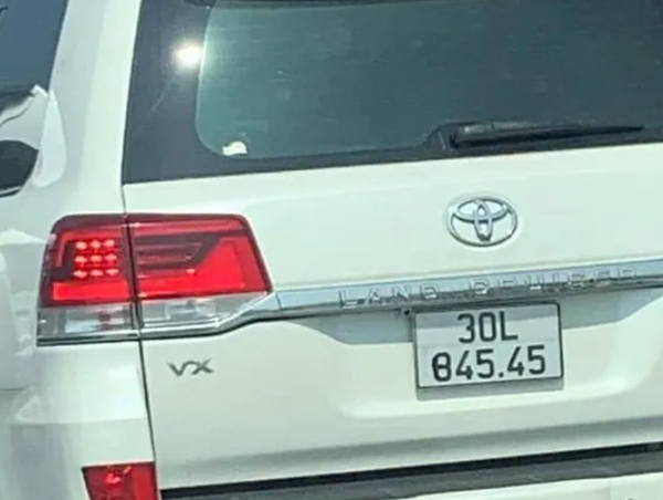 Xử lý tài xế ô tô có hành vi dán băng dính che biển số đi trên cao tốc